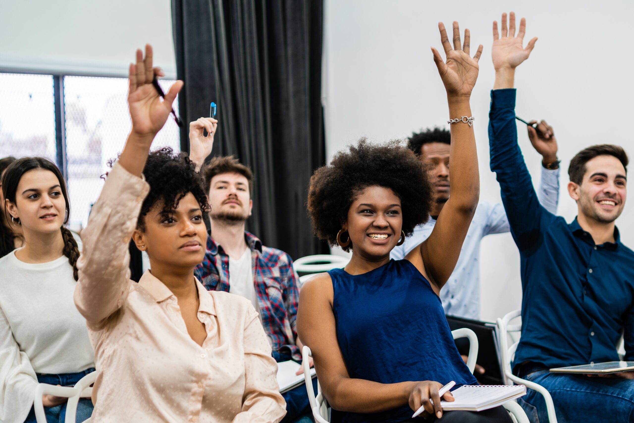Gruppe junger Leute, die an einer Fortbildung teilnehmen